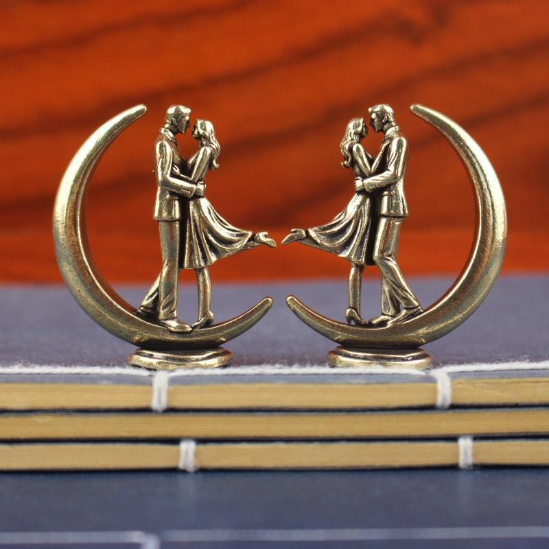 Solid Brass Couple Hugging Sta - огляд і ціна Resin Art Table